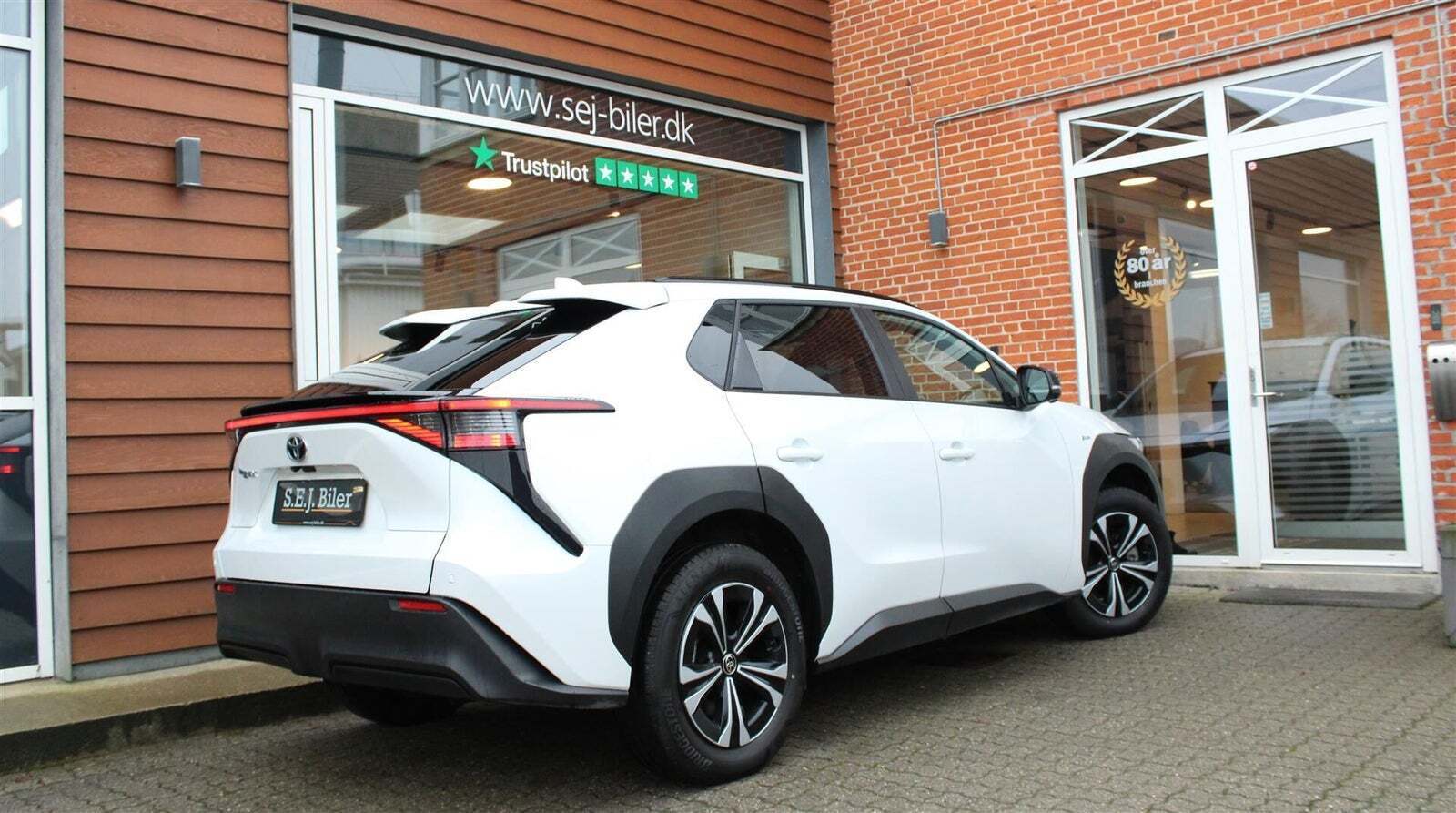 Hvid Toyota BZ4X fra 2024