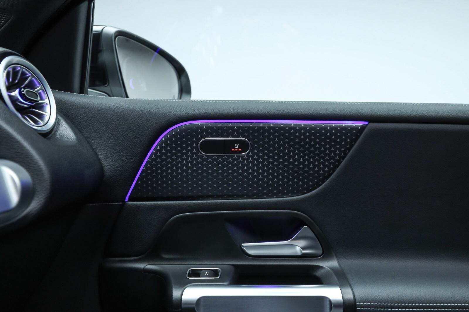 Sort Mercedes EQB350 fra 2024