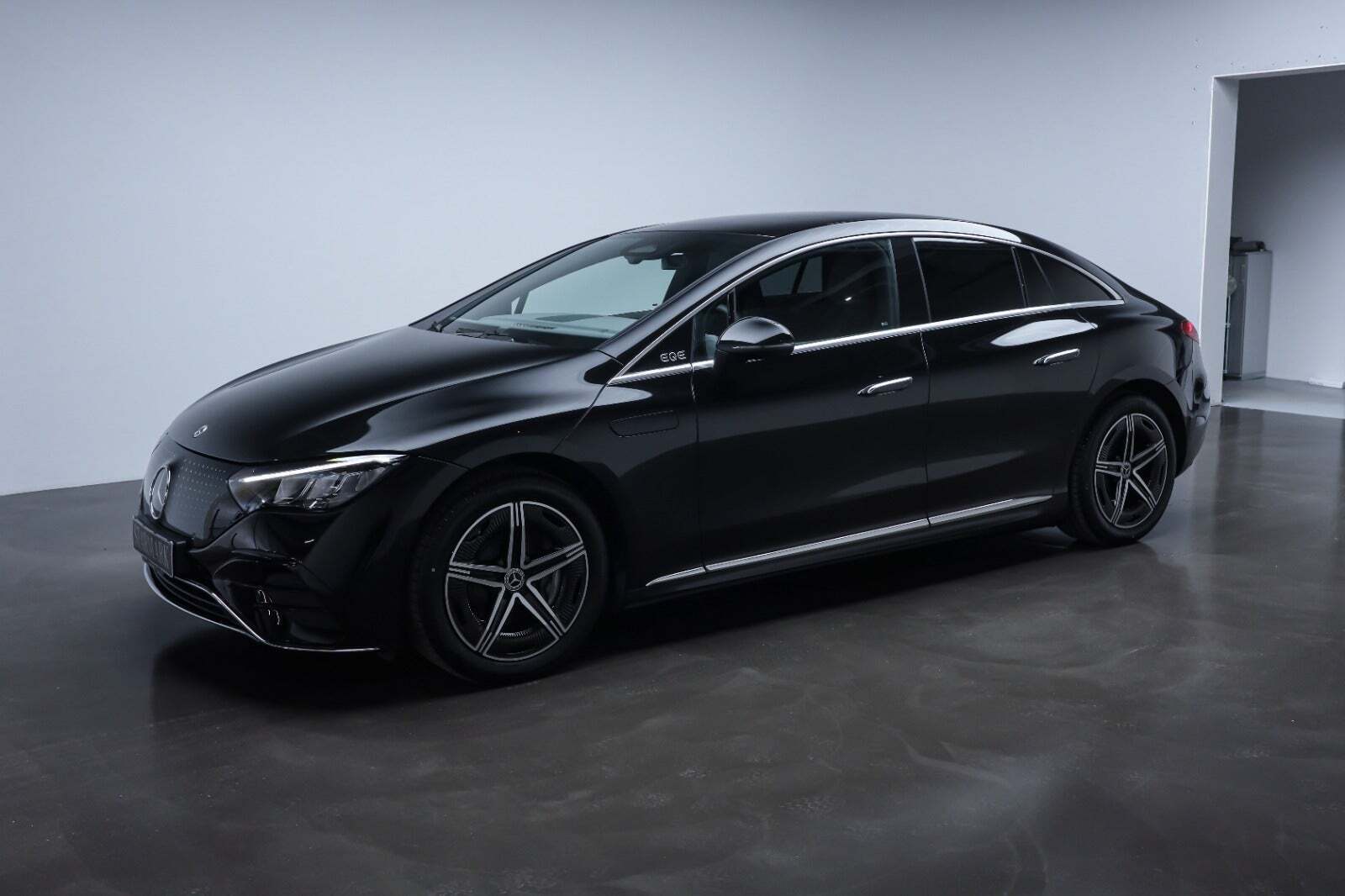 Sort Mercedes EQE350+ fra 2025