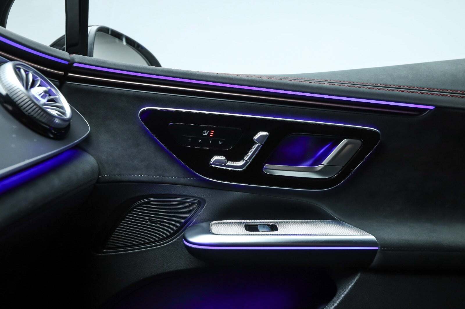 Sort Mercedes EQE350+ fra 2025