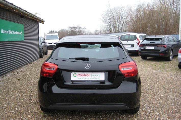 Sort Mercedes A180 fra 2015 set udefra