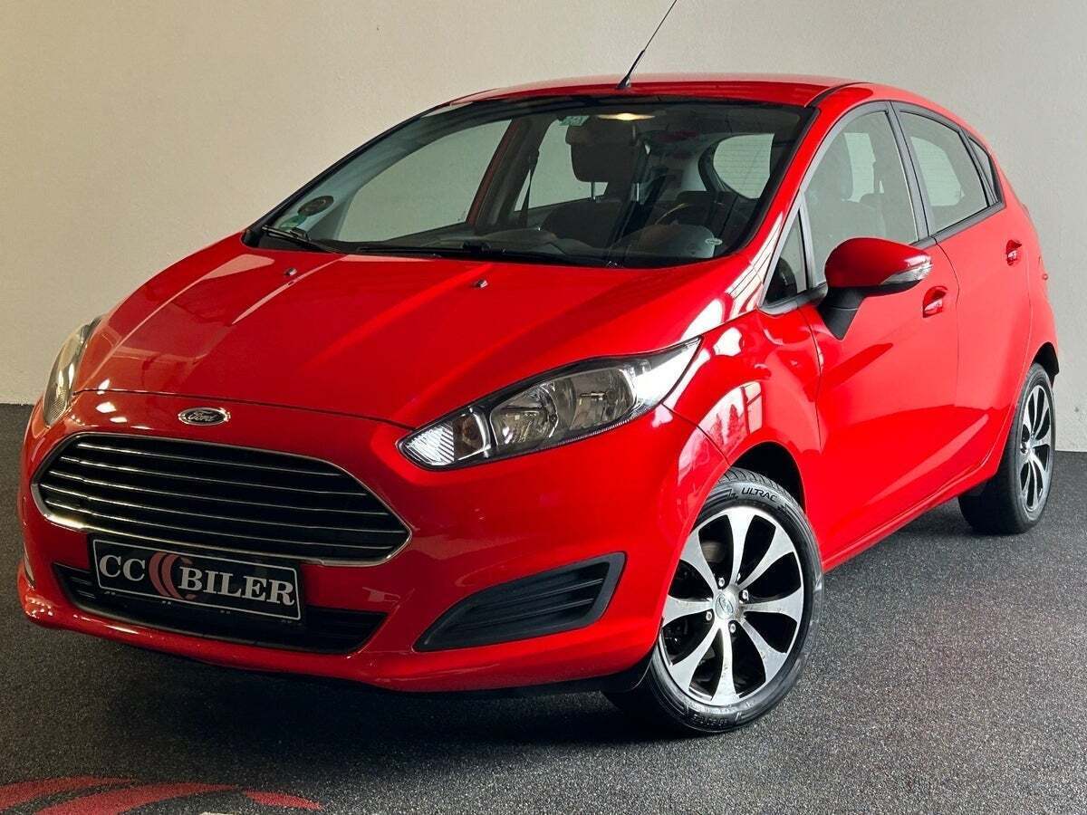 Rød Ford Fiesta fra 2016 set udefra