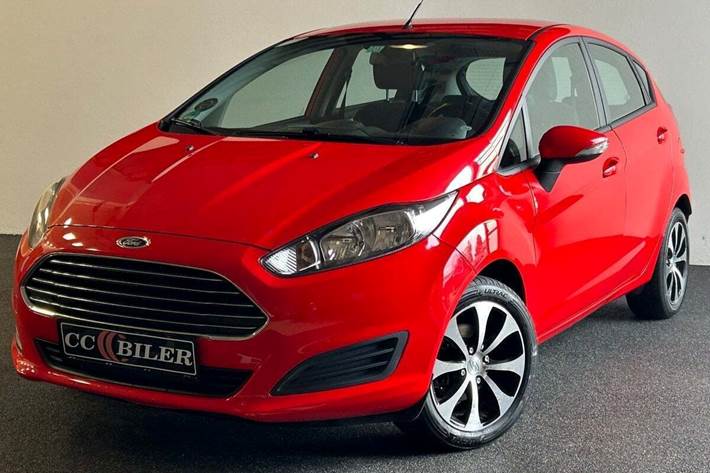 Rød Ford Fiesta fra 2016 set udefra