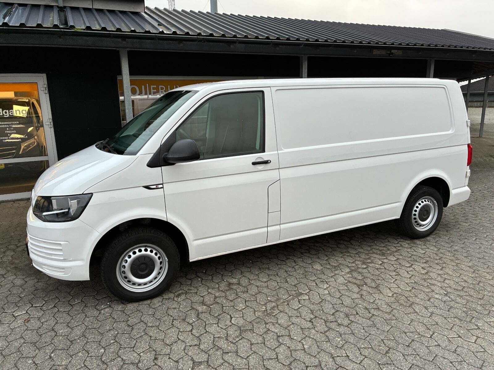 VW Transporter 2,0 TDi 102 Kassevogn lang