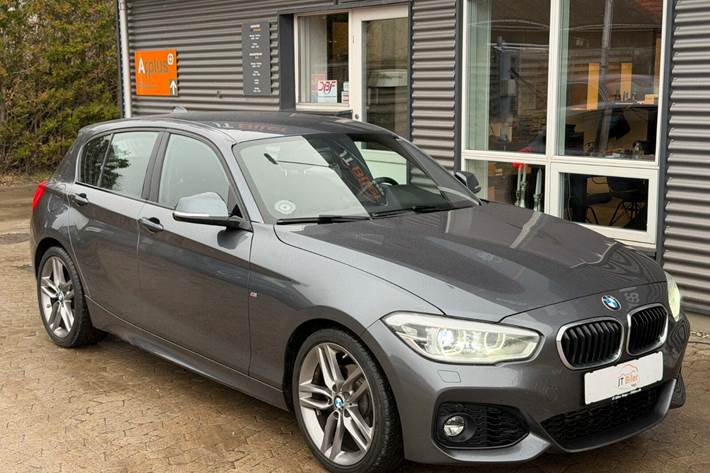 Grå BMW 118i fra 2019 set udefra