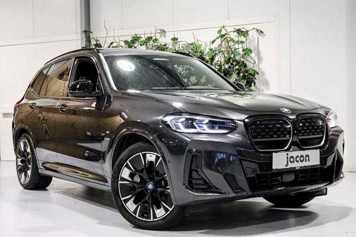 Grå BMW iX3 fra 2022 set udefra