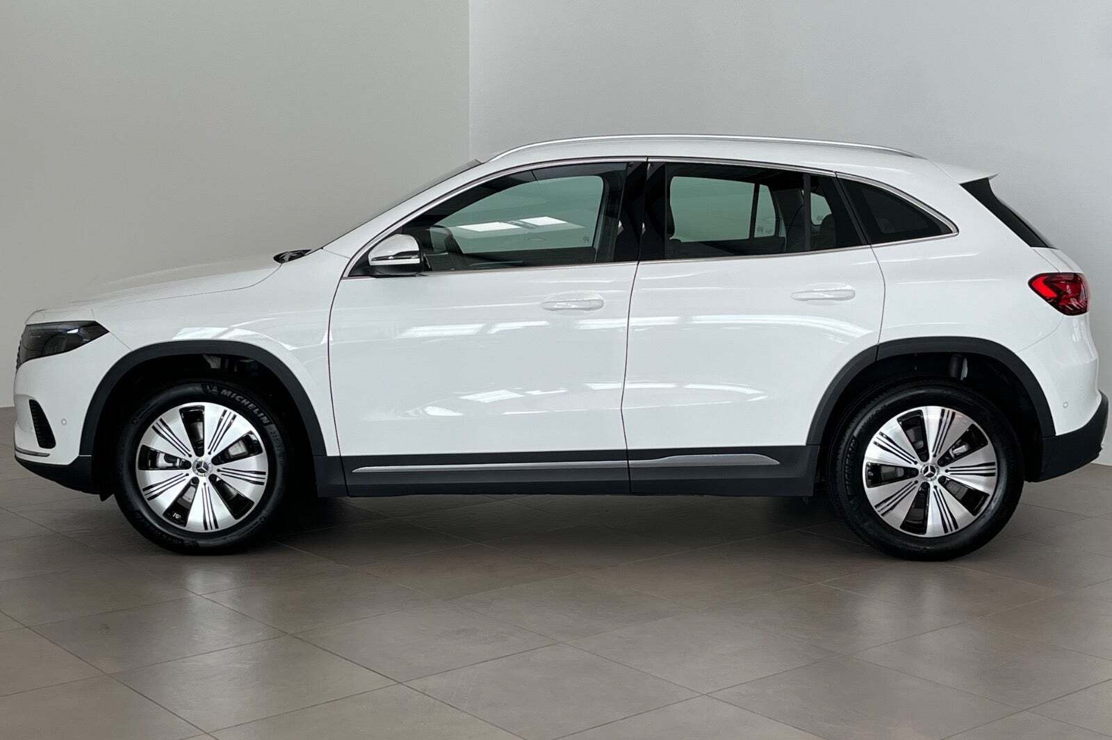 Hvid Mercedes EQA300 fra 2025