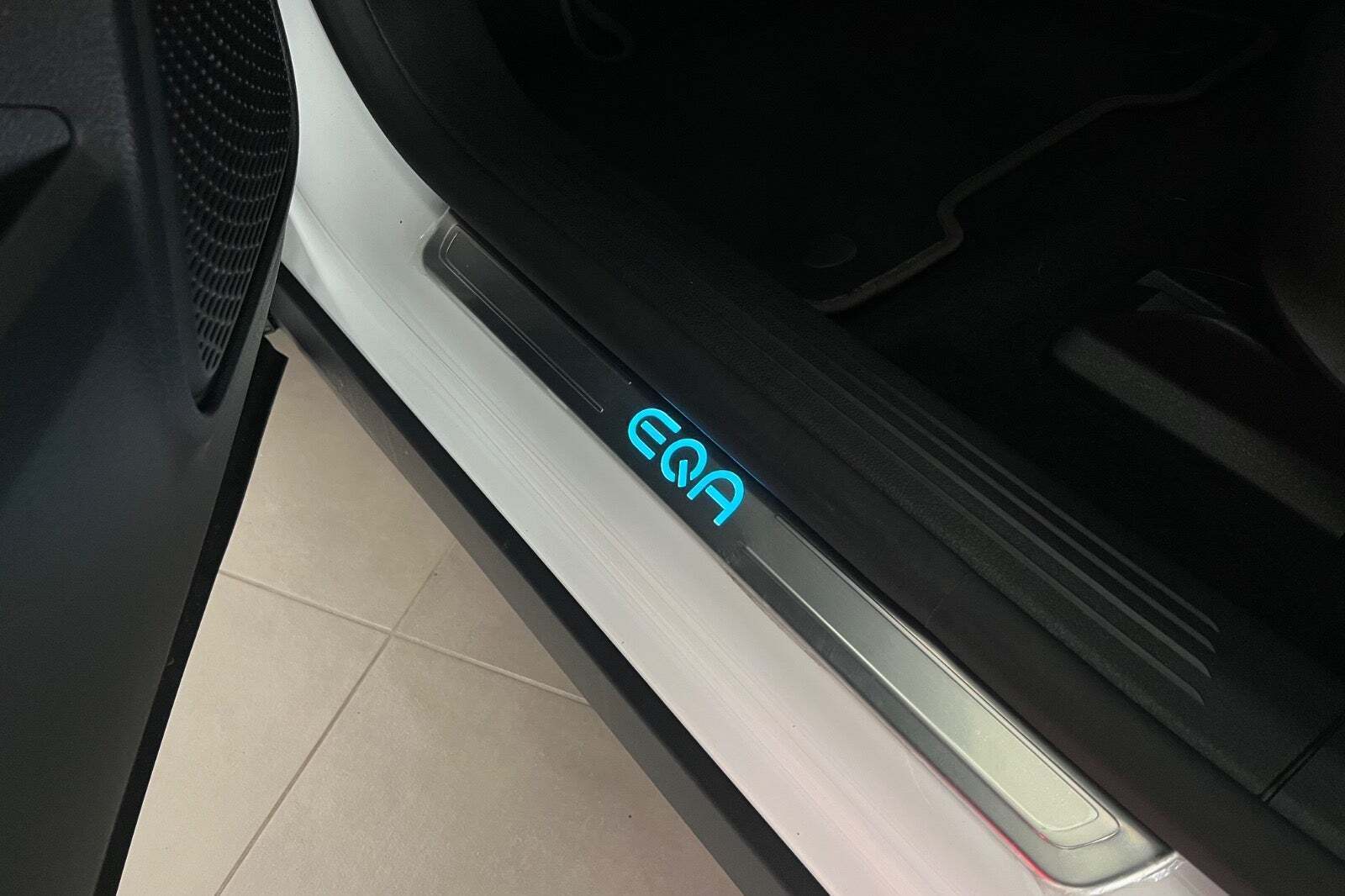 Hvid Mercedes EQA300 fra 2025