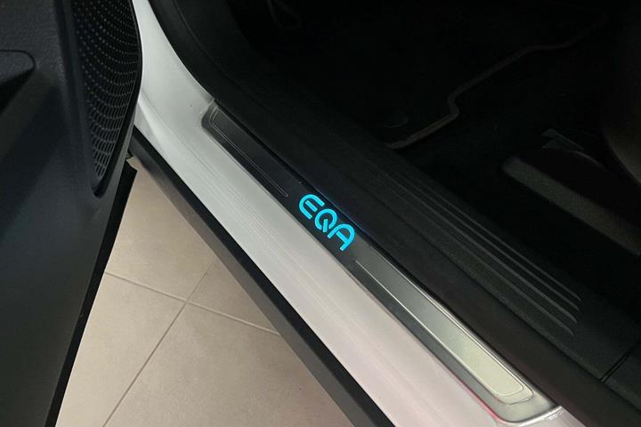 Hvid Mercedes EQA300 fra 2025