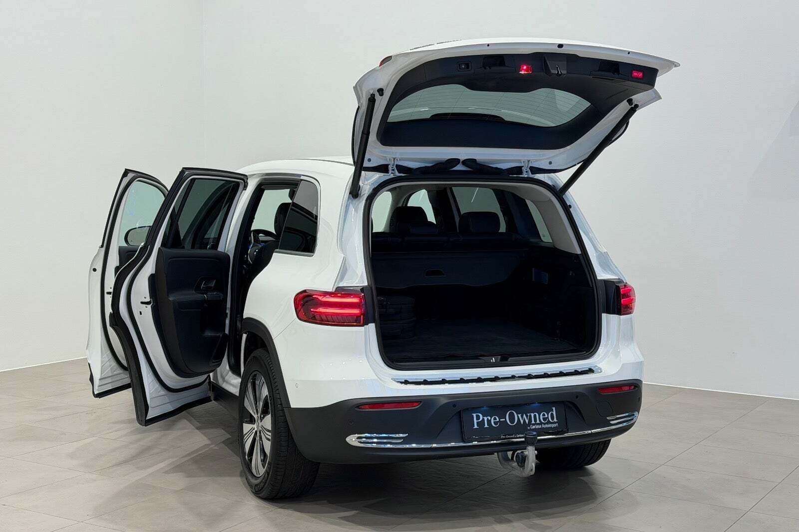 Hvid Mercedes EQB300 fra 2025