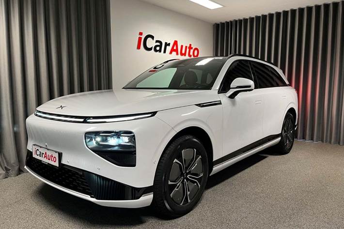 Hvid Xpeng G9 fra 2023 set udefra