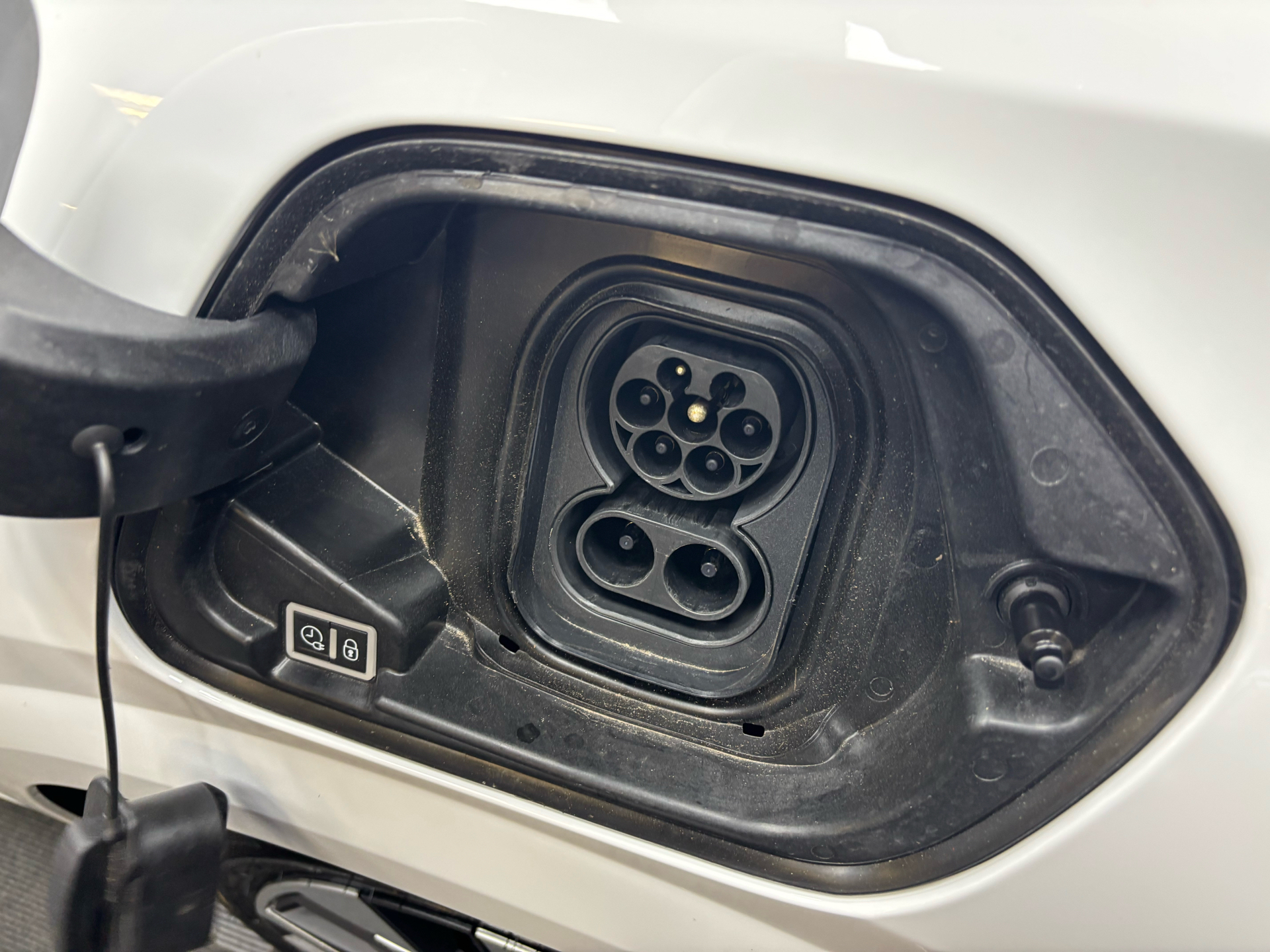 Hvid Peugeot e-208 fra 2025