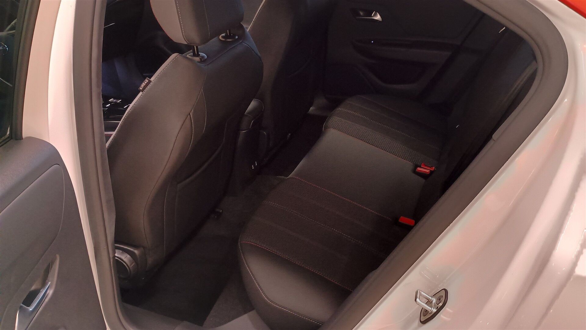 Hvid Opel Mokka-e fra 2024