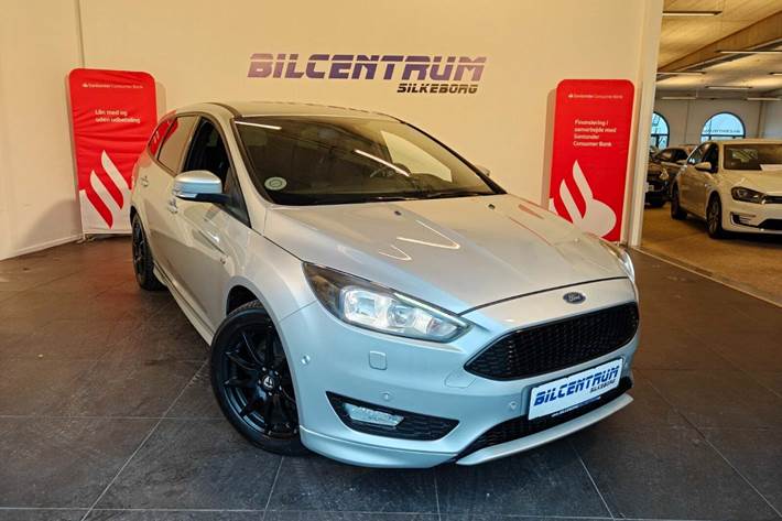 Sølv Ford Focus fra 2017 set udefra