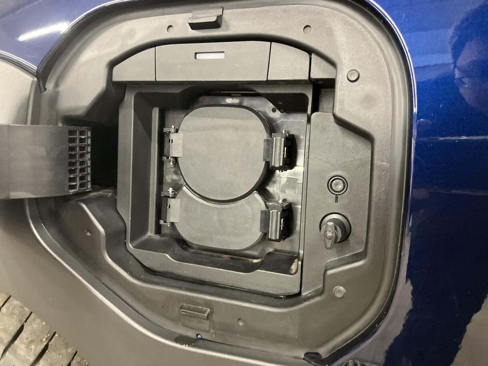 Blå Toyota BZ4X fra 2023