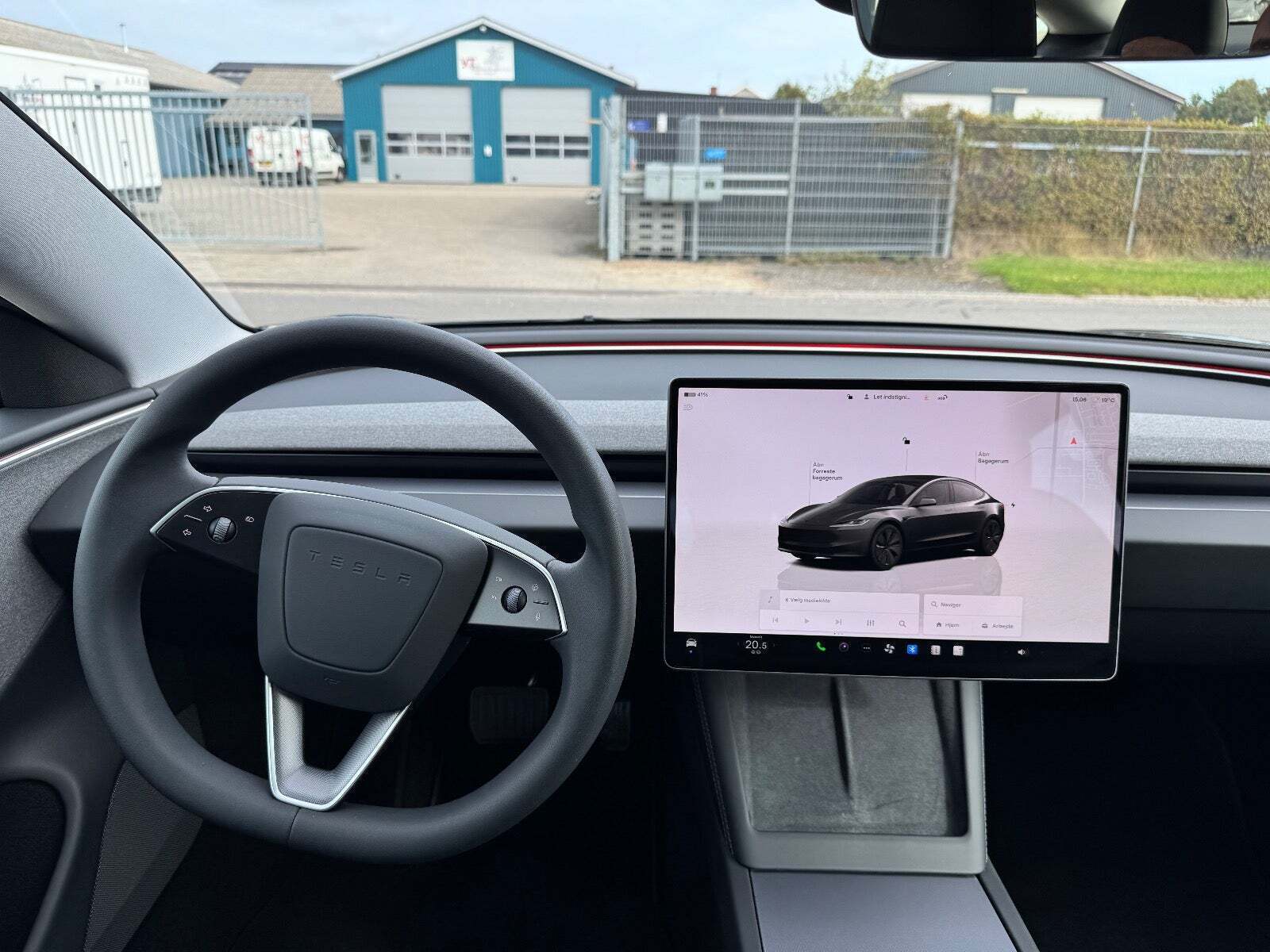 Rød Tesla Model 3 fra 2024