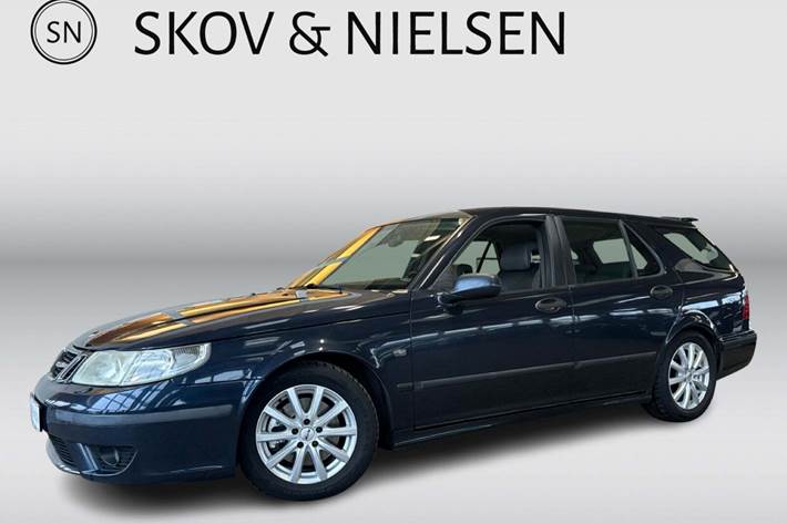 Blå Saab 9-5 fra 2004 set udefra