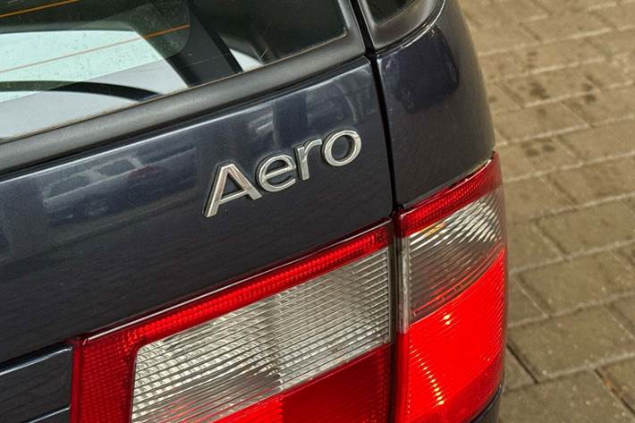 Blå Saab 9-5 fra 2004 set udefra