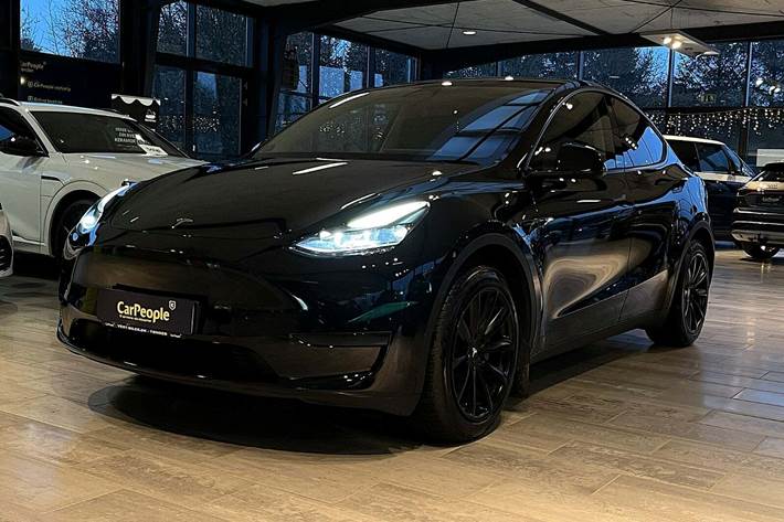 Sort Tesla Model Y fra 2024 set udefra