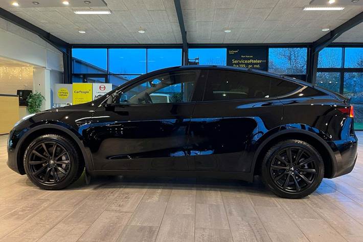 Sort Tesla Model Y fra 2024