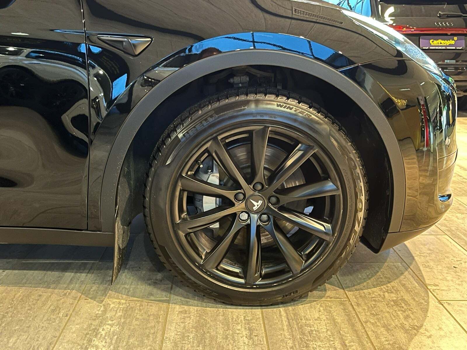 Sort Tesla Model Y fra 2024