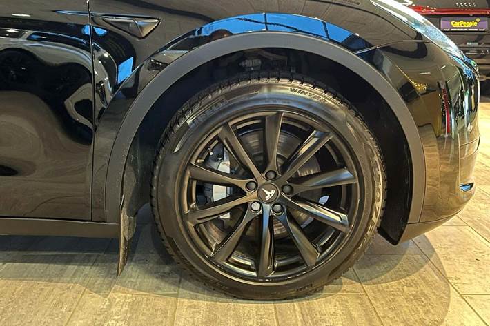 Sort Tesla Model Y fra 2024