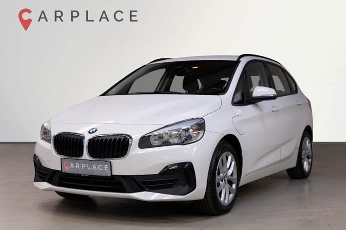 Hvid BMW 225xe fra 2019 set udefra