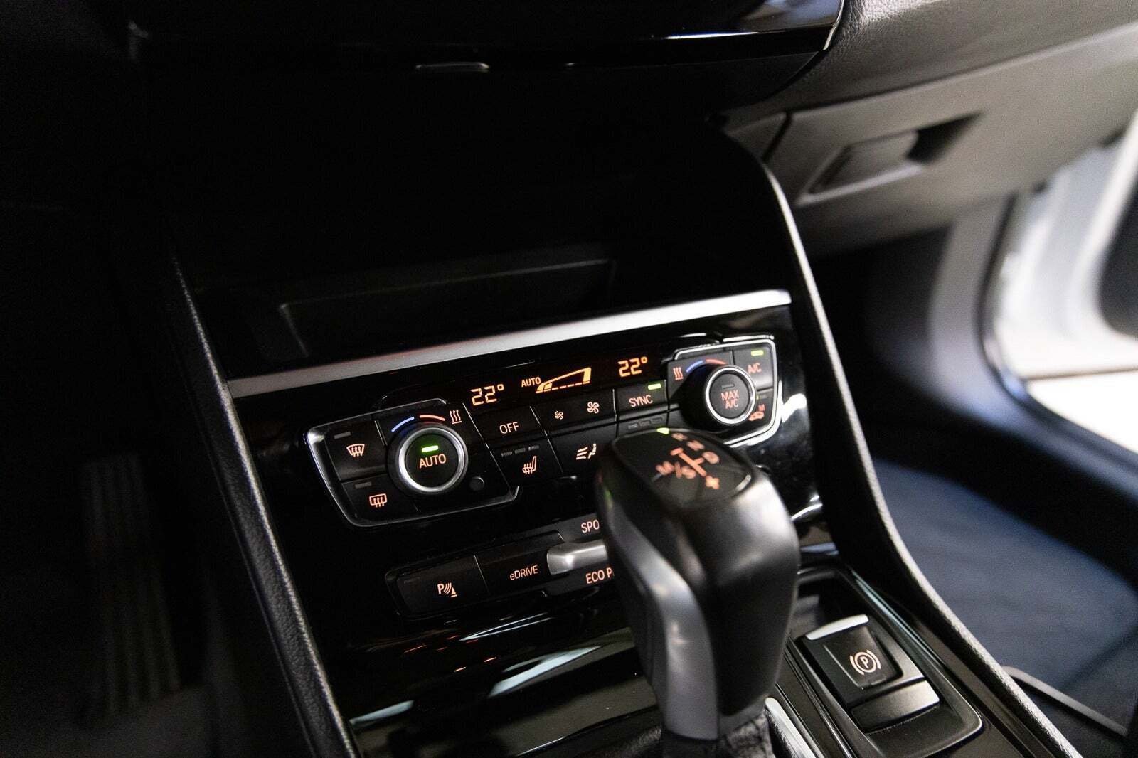 Hvid BMW 225xe fra 2019