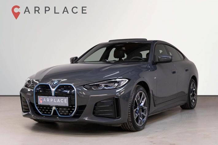 Grå BMW i4 fra 2023 set udefra