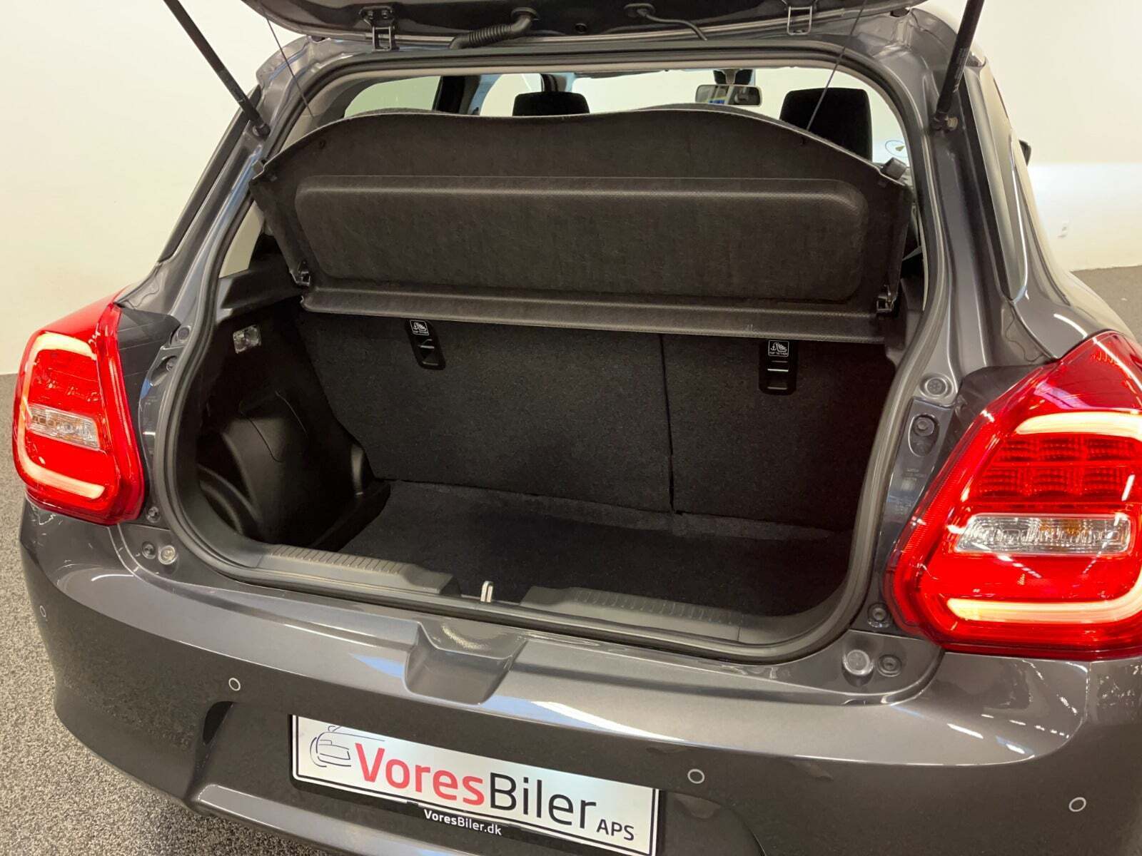 Grå Suzuki Swift fra 2023