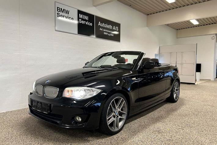 Sort BMW 118i fra 2013 set udefra