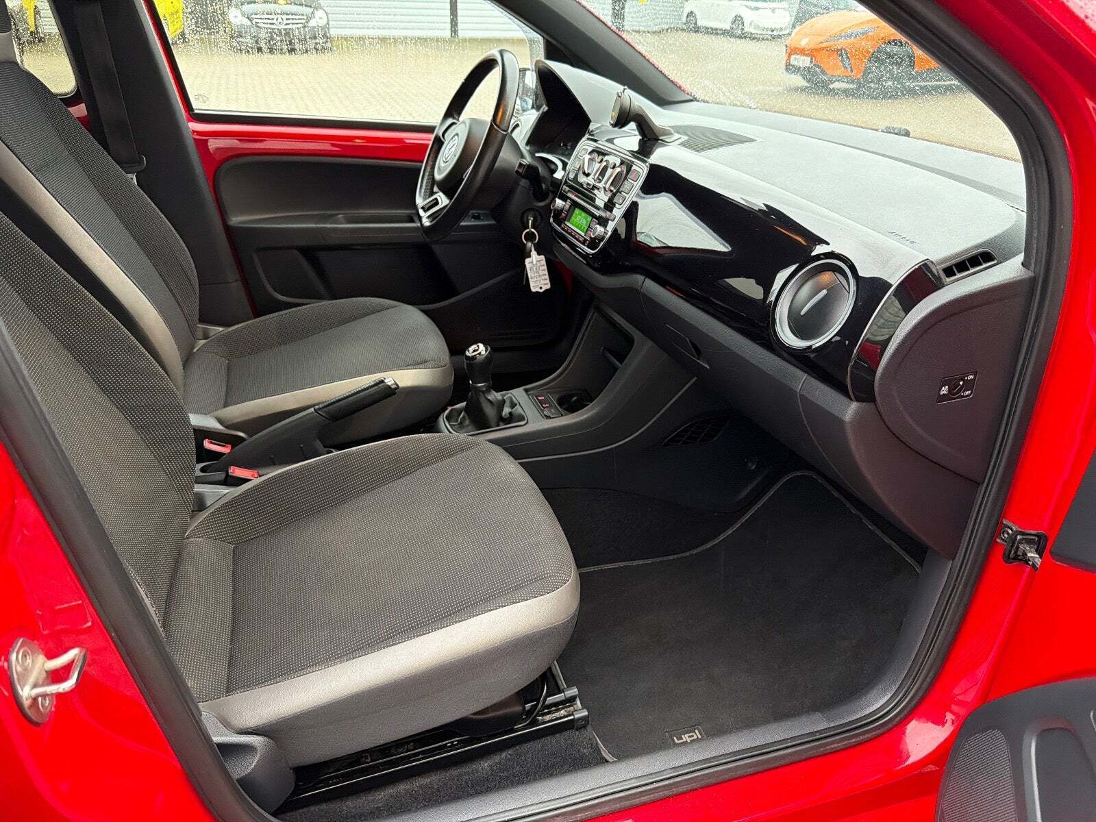 Rød VW UP! fra 2016