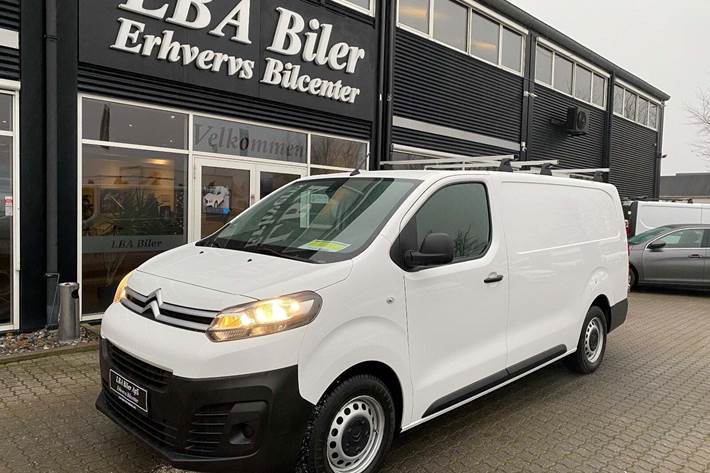 Hvid Citroën Jumpy fra 2021 set udefra