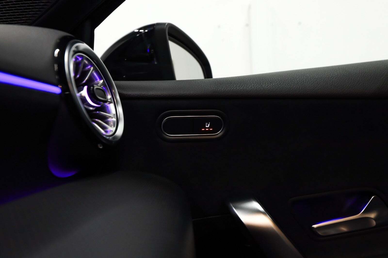 Blå Mercedes A250 e fra 2022