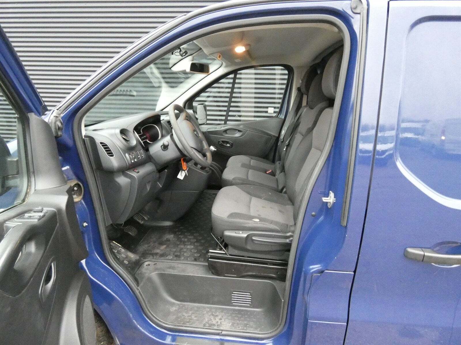Blå Renault Trafic T29 fra 2021