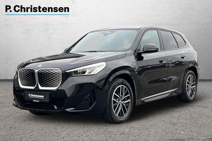 Sort BMW iX1 fra 2024 set udefra