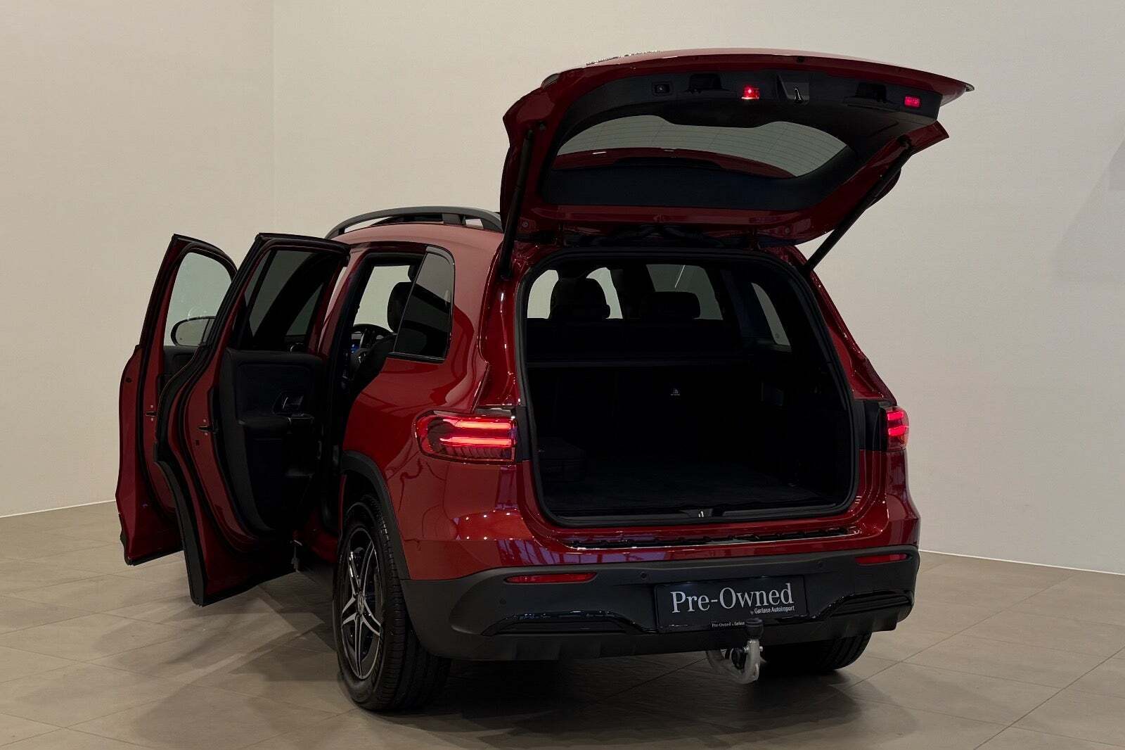 Rød Mercedes EQB300 fra 2025