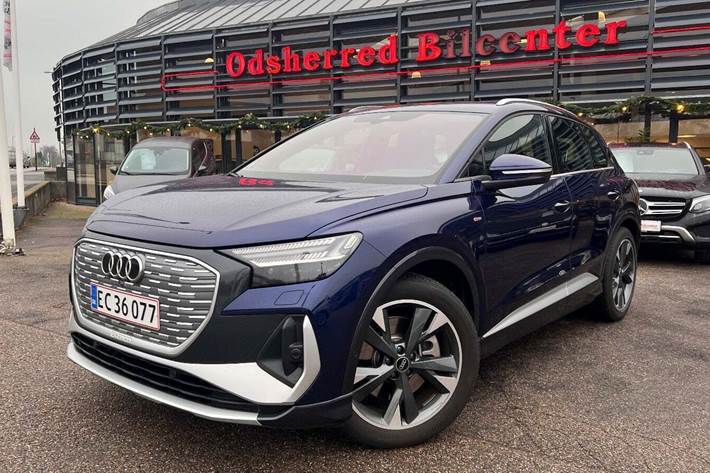 Blå Audi Q4 e-tron fra 2025 set udefra