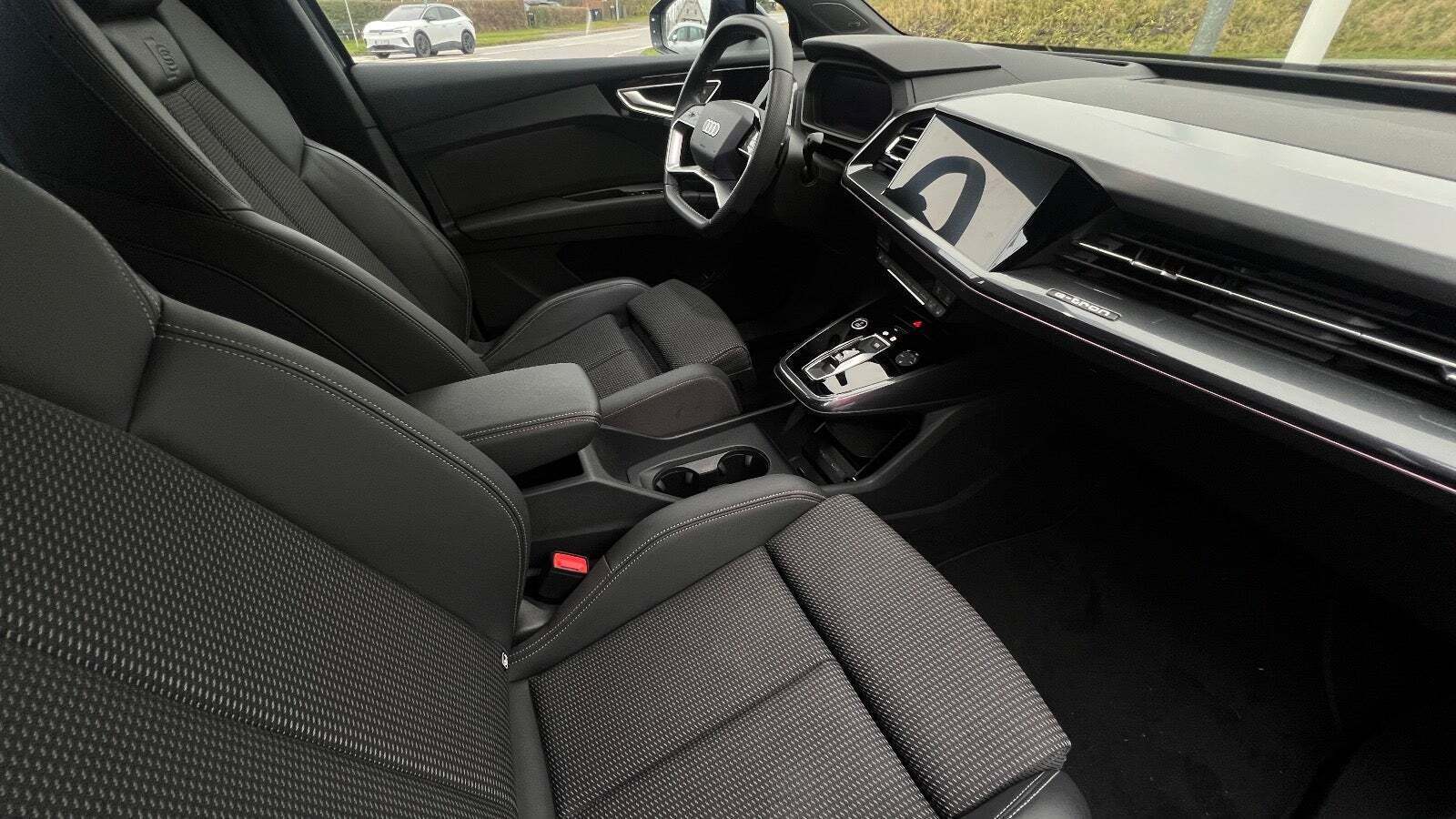 Blå Audi Q4 e-tron fra 2025