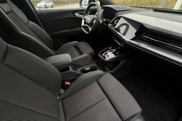 Blå Audi Q4 e-tron fra 2025