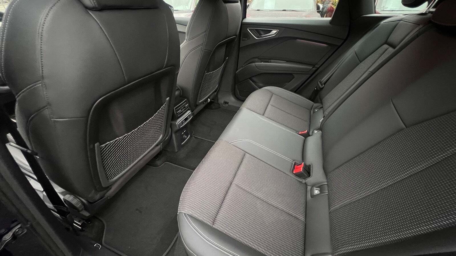 Blå Audi Q4 e-tron fra 2025