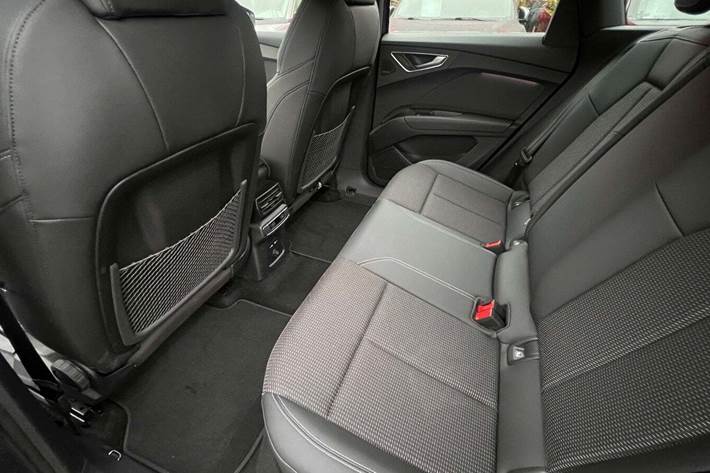 Blå Audi Q4 e-tron fra 2025