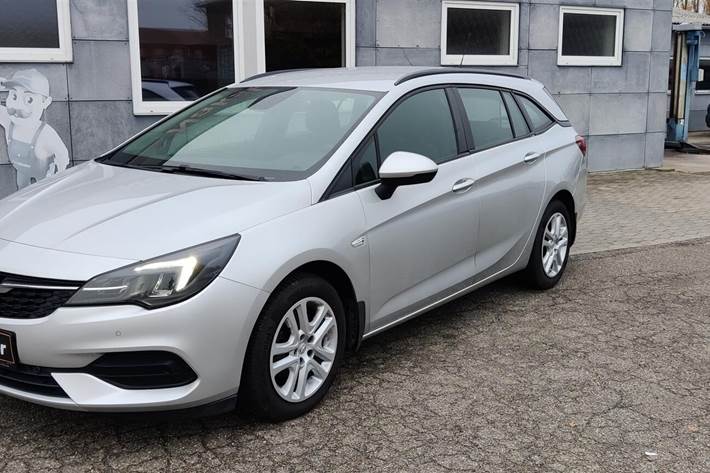 Sølv Opel Astra fra 2020 set udefra