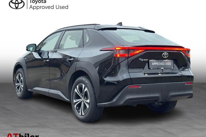 Sort Toyota BZ4X fra 2024