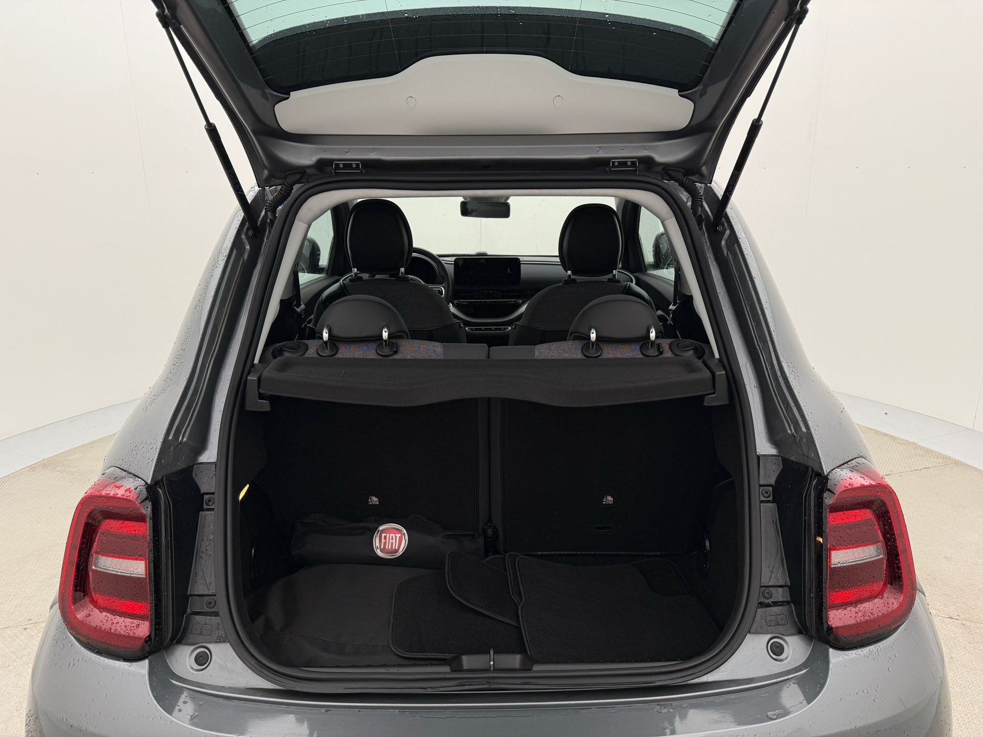 Grå Fiat 500e fra 2023