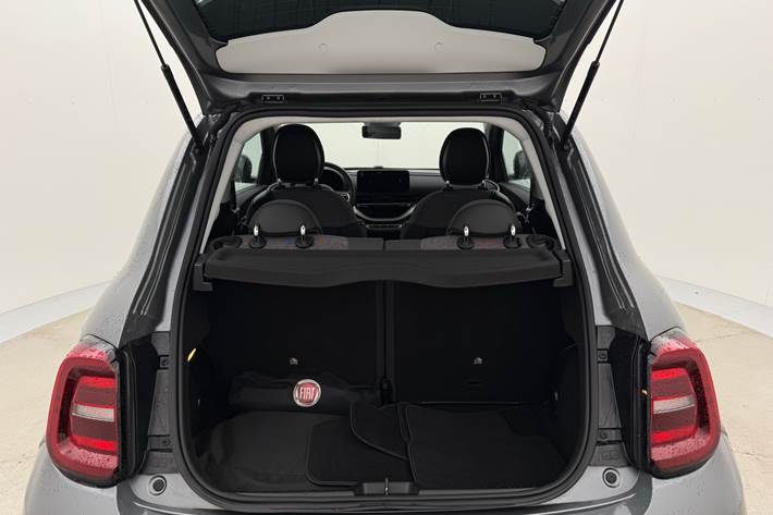 Grå Fiat 500e fra 2023