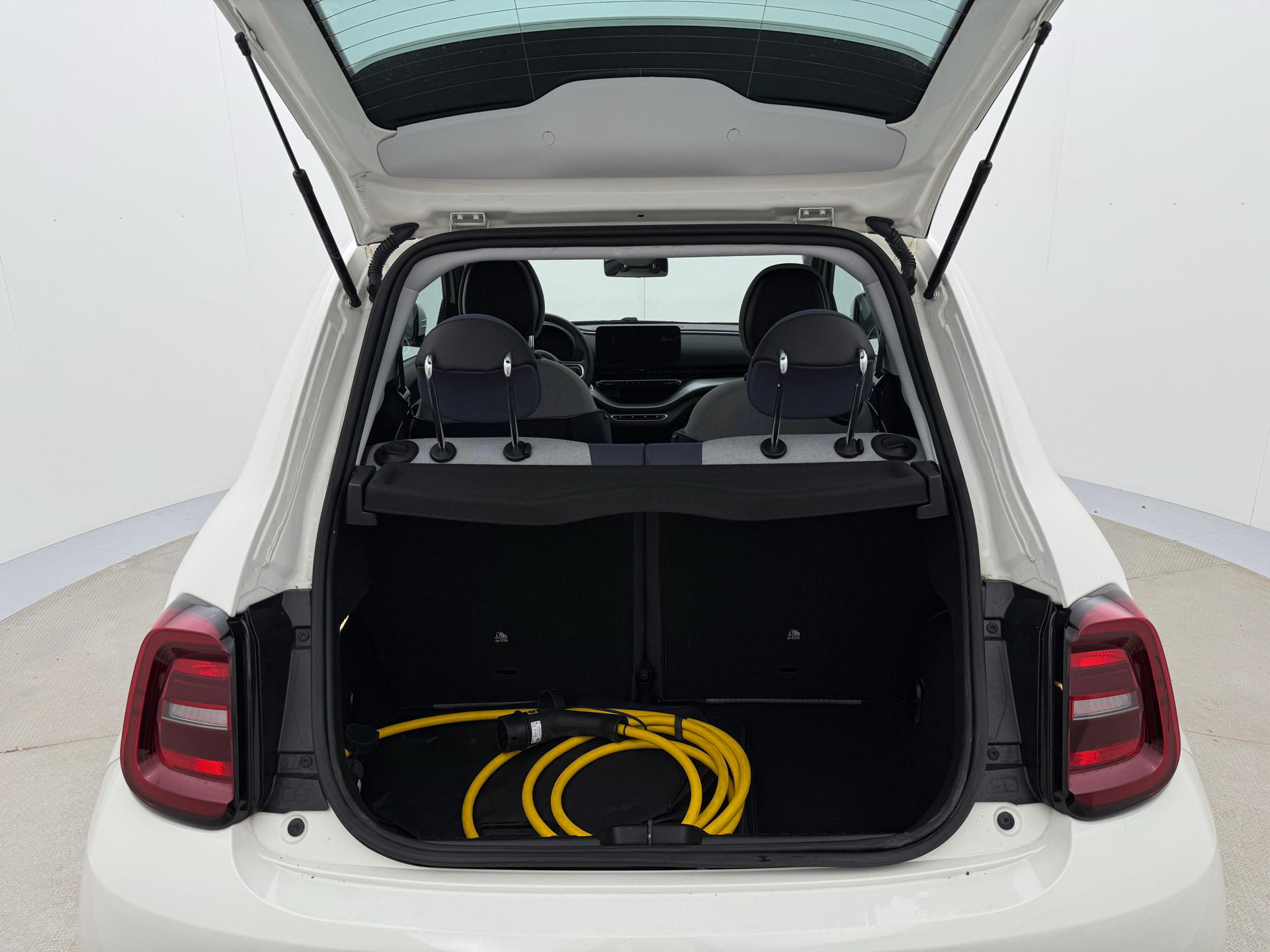 Hvid Fiat 500e fra 2023