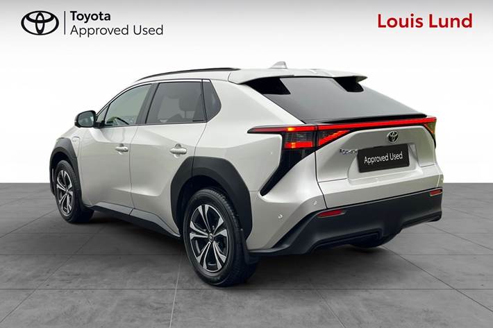 Sølv Toyota BZ4X fra 2025