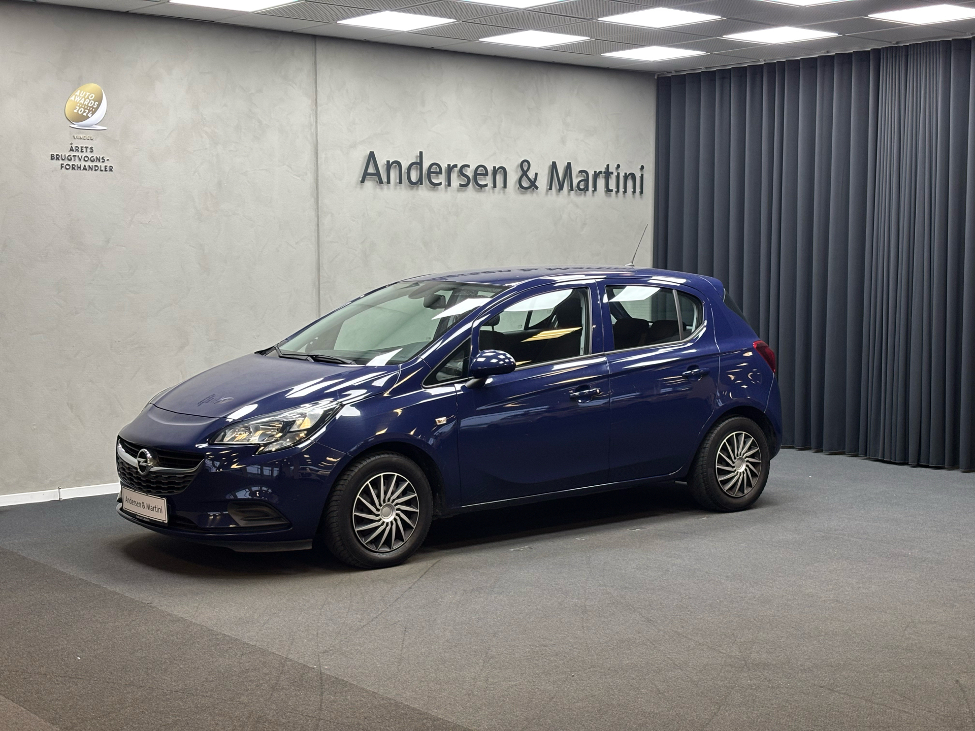 Blå Opel Corsa fra 2016 set udefra