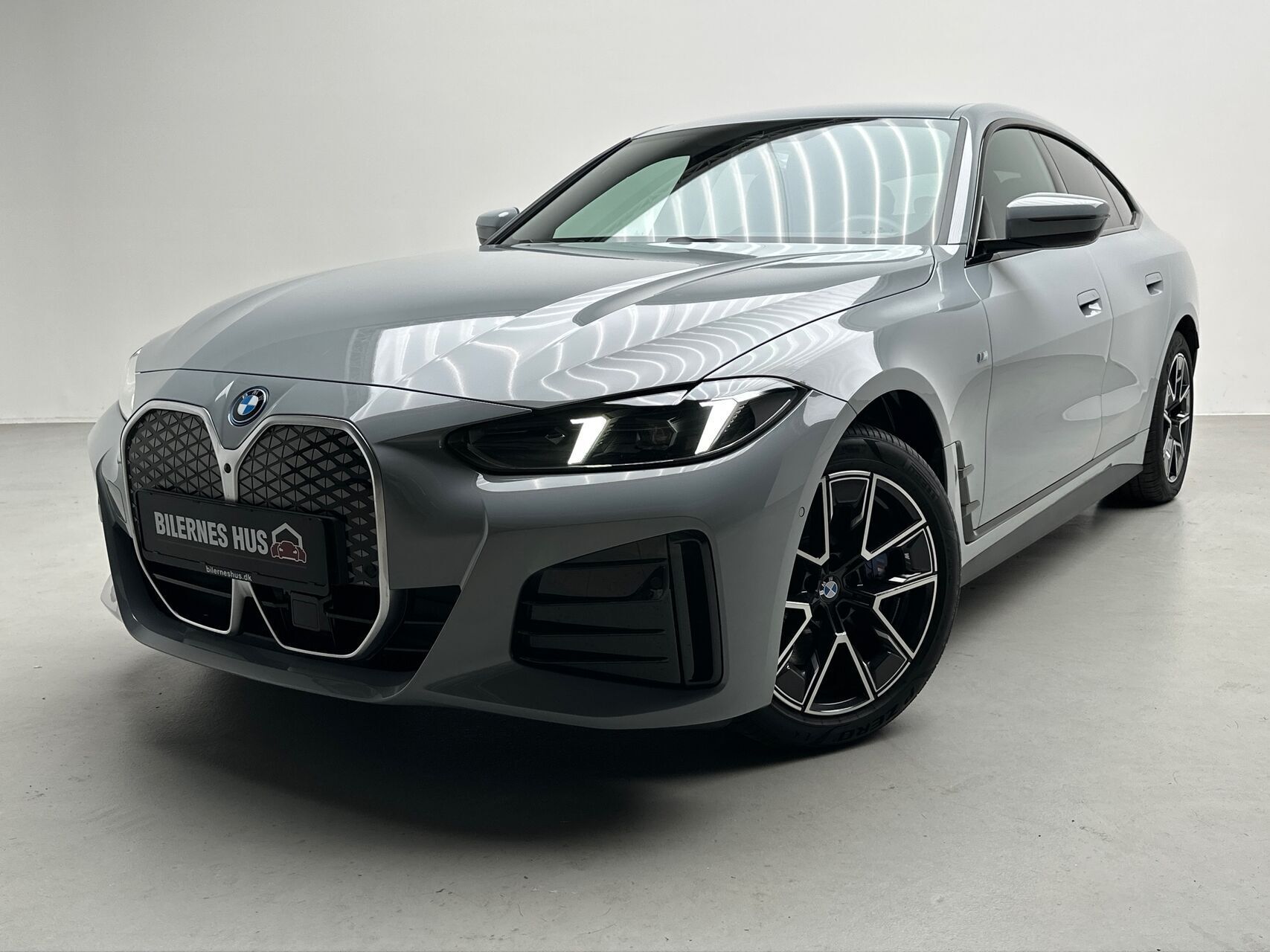 Grå BMW i4 fra 2025